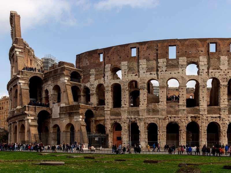 Touristen-im-Kolosseum-Roms.jpg