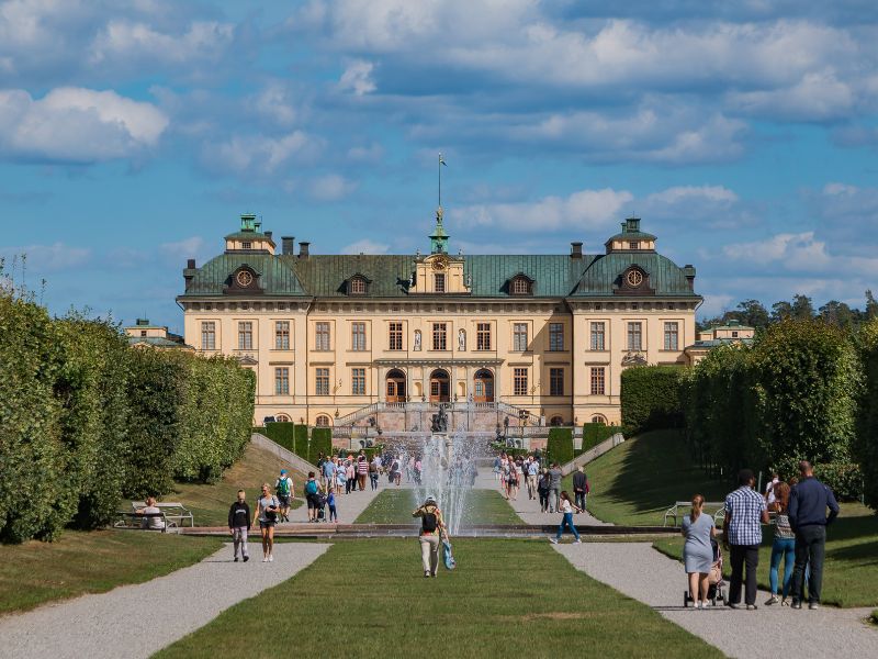 Besucher strömen zum Besuch des Schloss Drottningholm nahe Stockholm