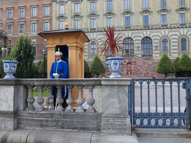 Blau gekleidete Wache am Royal Place Stockholm Palast