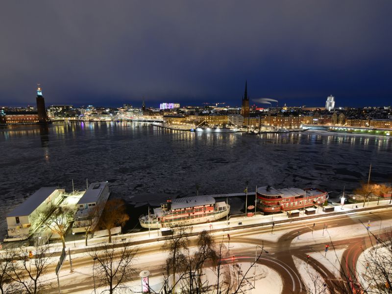 Blick vom Monteliusvägen auf Stockholm bei Nacht