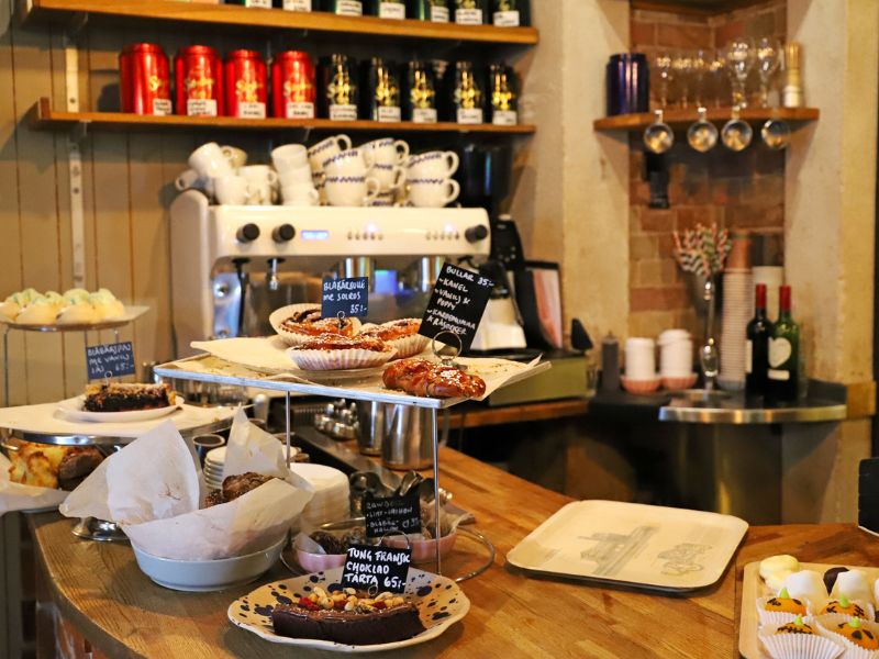 Café mit Gebäck und Siebträger in Stockholm