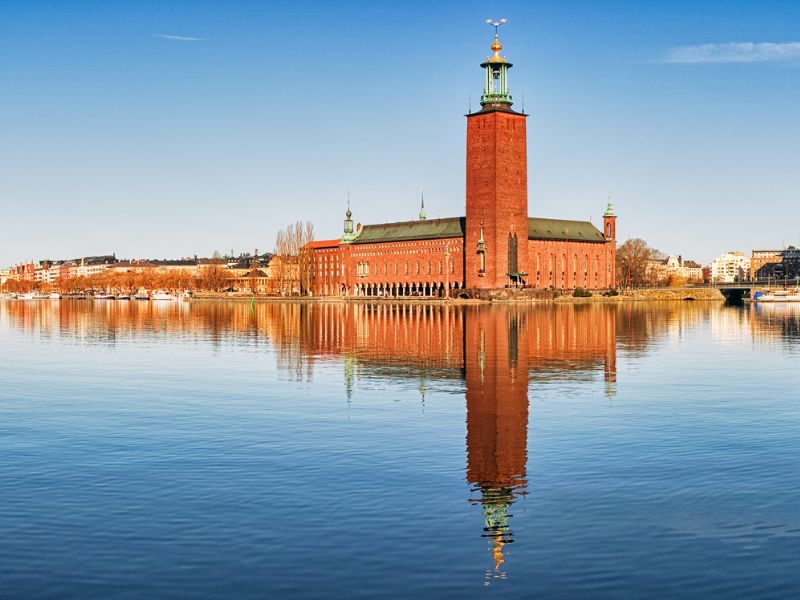 Das Stockholm Rathaus im Wasser gespiegelt