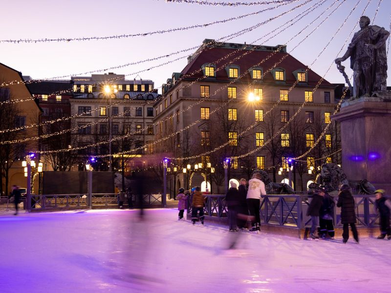 Eisbahn im Park Kungsträdgården Stockholm