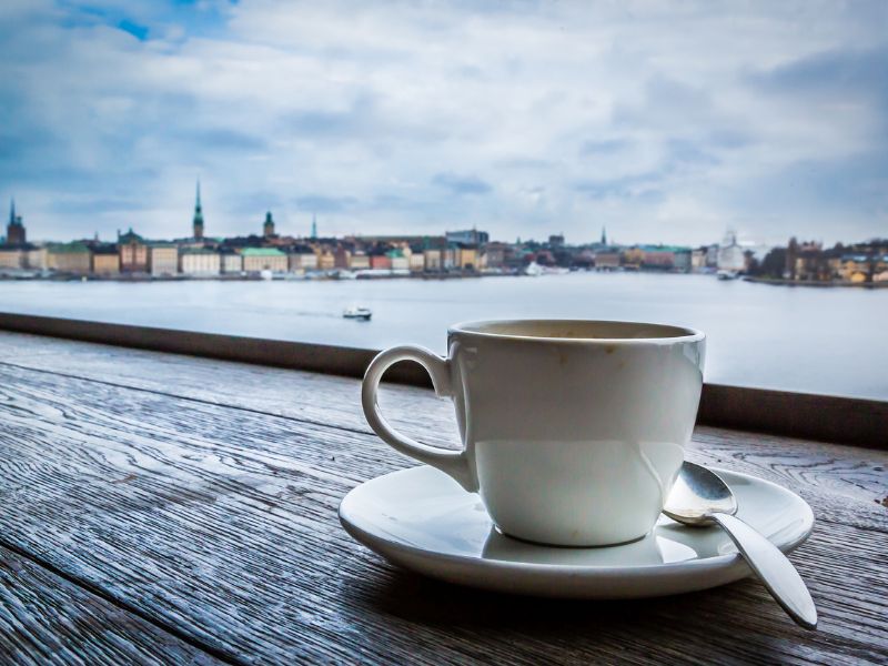 Kaffeepause mit Blick auf Stockholm und Wasser