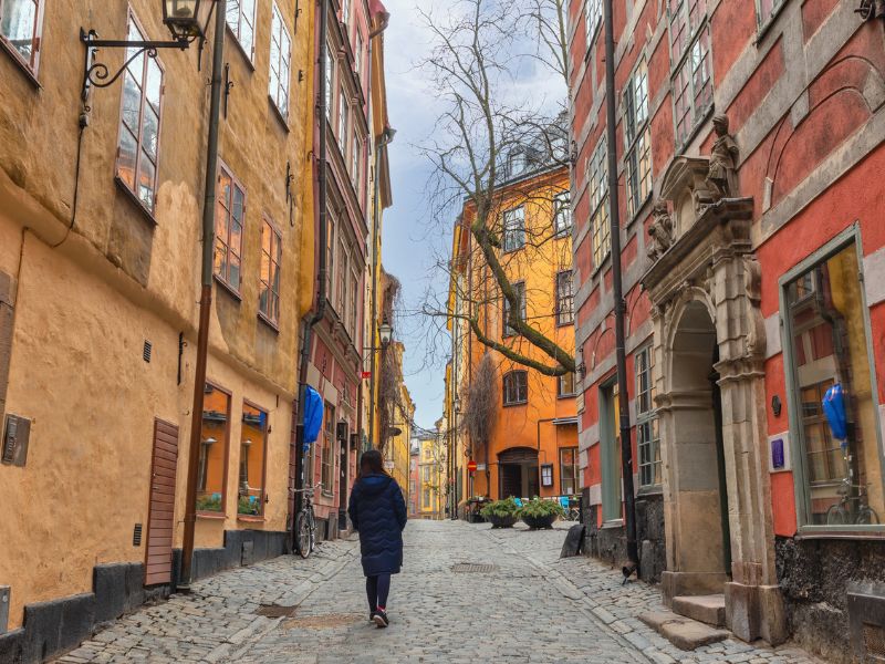 Touristin schlendert durch die Gassen der Altstadt Gamla Stan in Stockholm