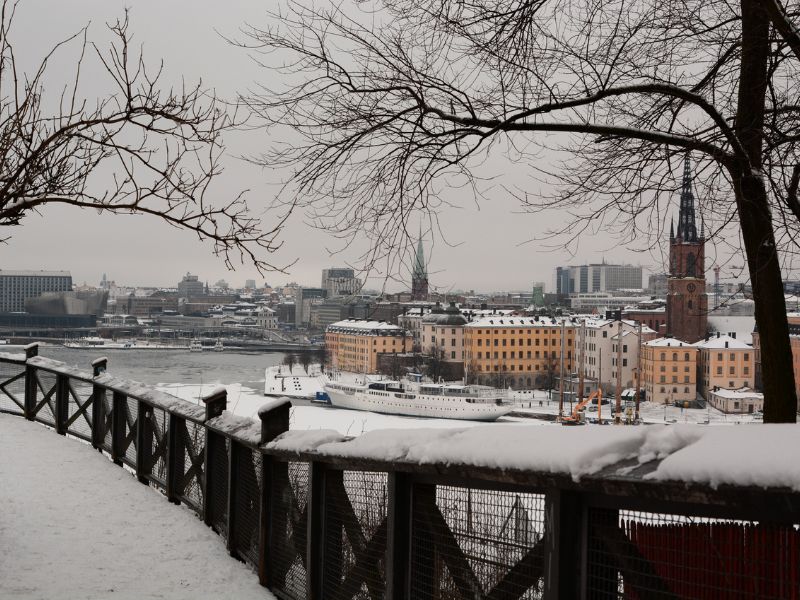 Weg am Monteliusvägen im verschneiten Stockholm