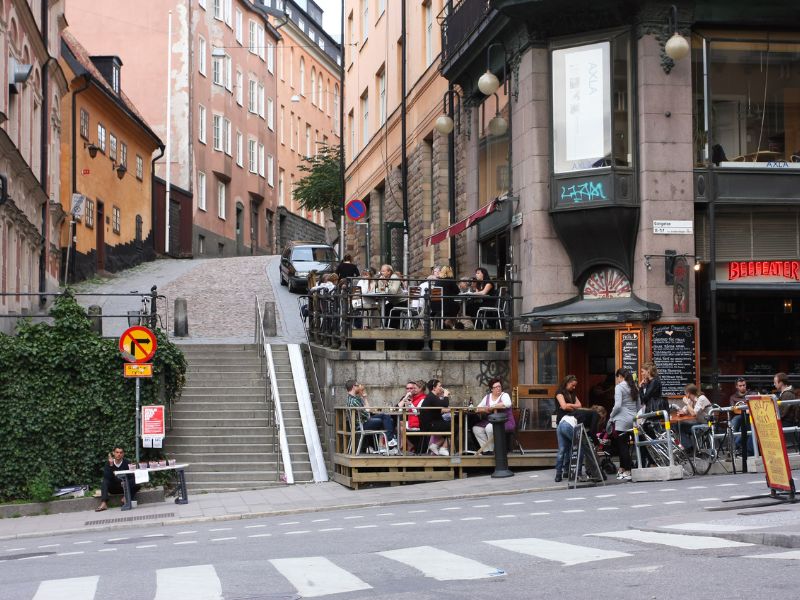 Einheimischen sitzen im Straßencafé im Stadtteil Södermalm Stockholm
