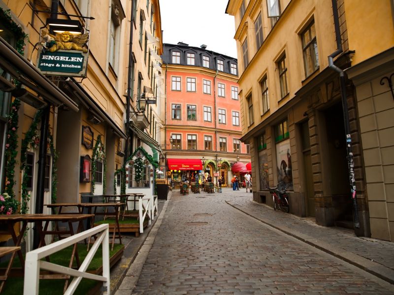 Gemütliche Gasse in Södermalm mit Restaurants