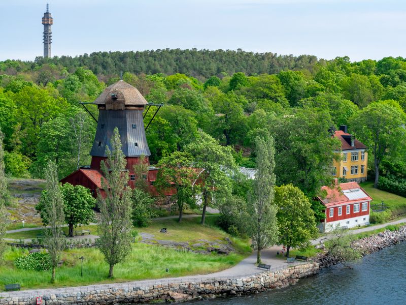 Windmühle und Bäume auf der Insel Djurgården