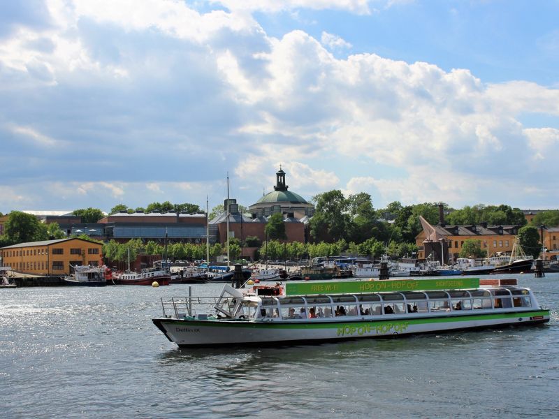 Hop on Hop off Boat in Stockholm im Wasser