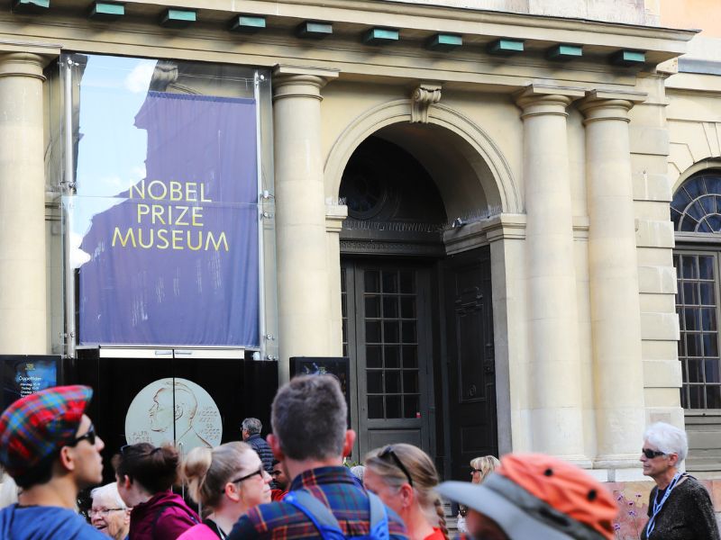 Touristen vor dem Nobel Prize Museum in Stockholm Schweden