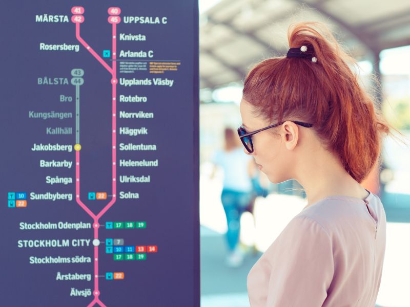 Touristin guckt auf die Karte der Metro Stockholms