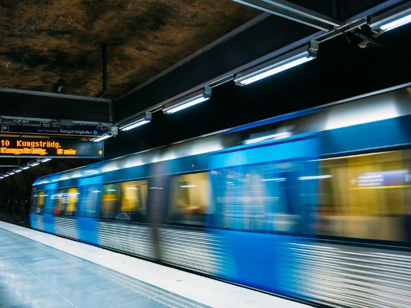 U Bahn Zug fährt ein an Station in Stockholm