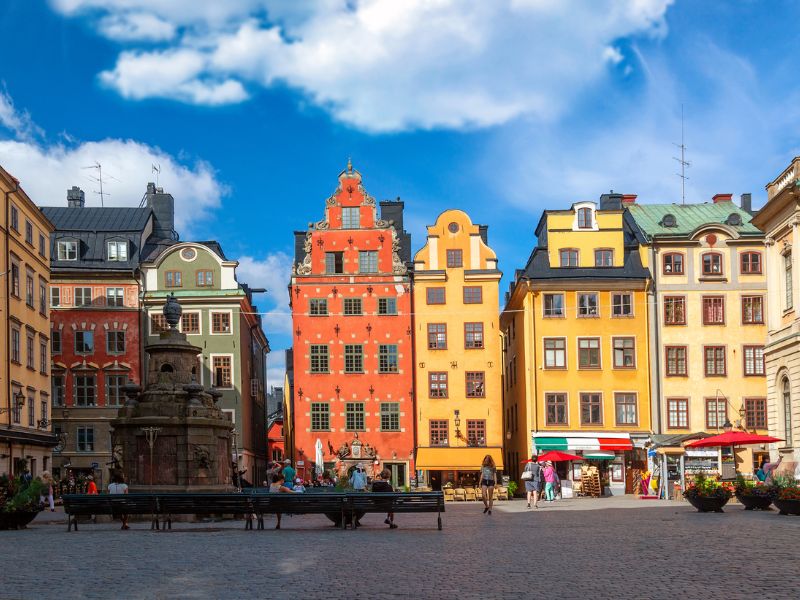 Beliebter Platz mit bunten Häusern im alten Stadtteil von Stockholm