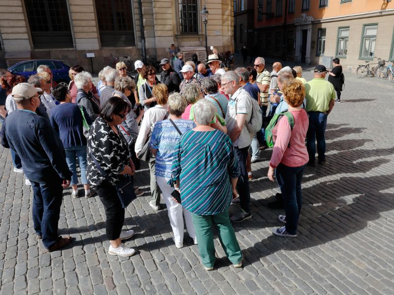 Gruppe von Touristen mit Stadtführer in Stockholm