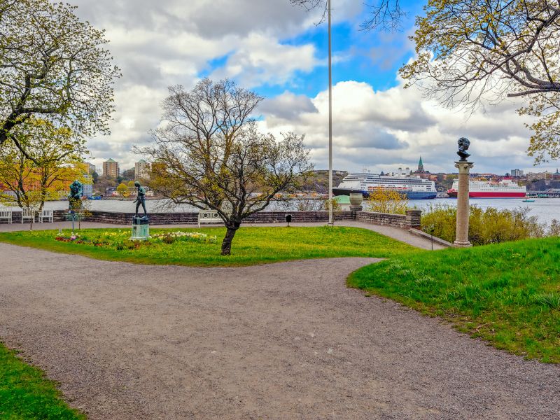 Park von Waldemarsudde mit Blick auf dicke Pötte und Wasser
