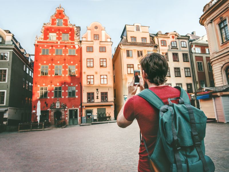 Tourist macht ein Foto bei Stadtrundgang in Stockholm