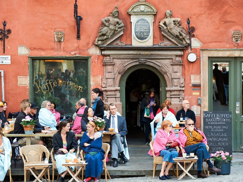 Die Cafés am Platz Stortorget sind im Sommer voll