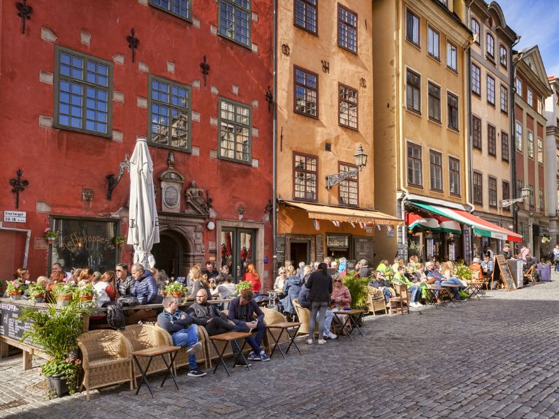 Einheimische und Touristen genießen die Atmosphäre am Platz Stortorget