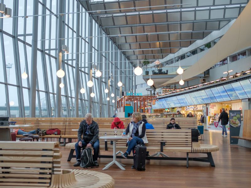 Passagiere warten am Flughafen von Stockholm nach ihrem Urlaub