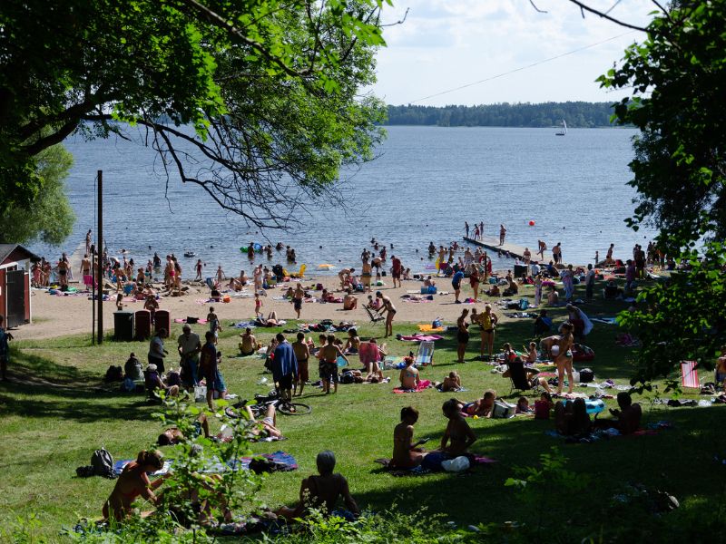 Der Strand Lovstabadet voller Menschen im Nordwesten Stockholms