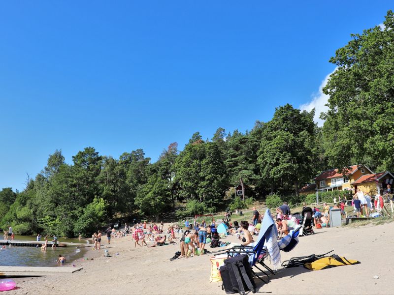 Öffentliches Strandbad Solviksbadet in Stockholm beliebt zum Baden