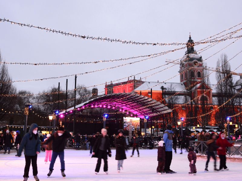 Schlittschuhlaufen im winterlichen Stockholm