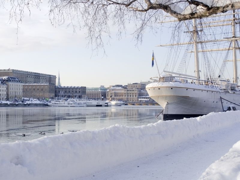 Schnee und Schiff im Hafen von Stockholm zur Winterzeit