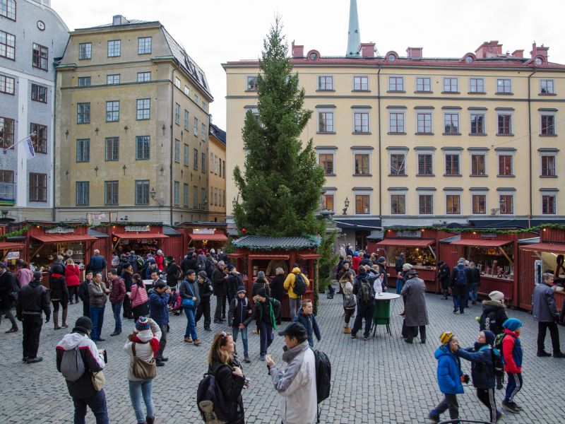 Trubel am zentralen Platz Stortorget in Gamla Stan Stockholm mit Weihnachtsmarkt