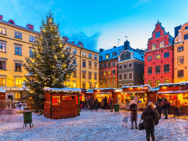 Weihnachtsmarkt mit Weihnachtsbaum in der Altstadt von Stockholm