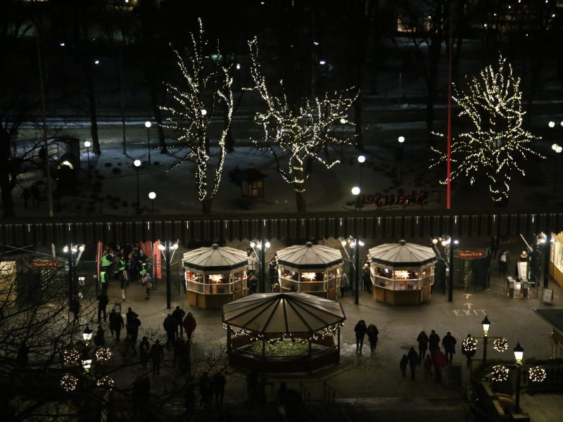 Winterlich dekorierter Eingang am Freilichtmuseum Skansen