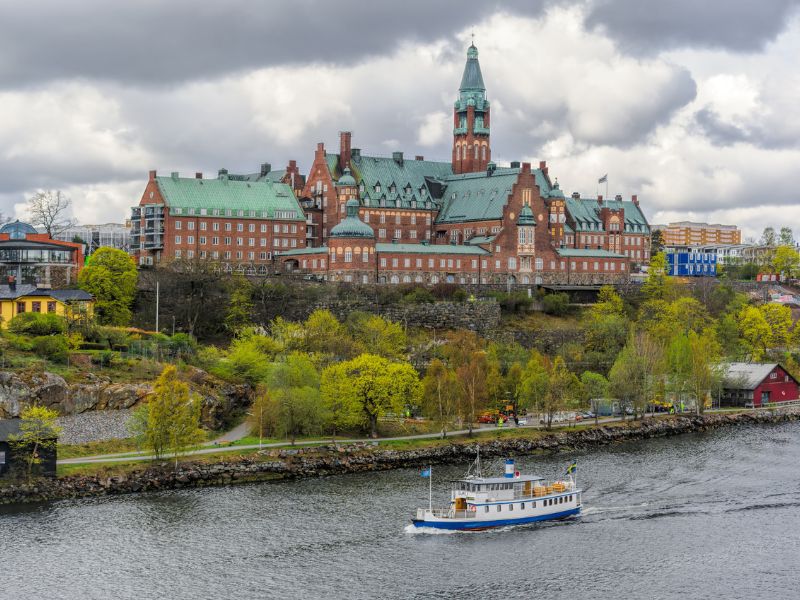 Personenfähre vor der Museumsinsel Djurgarden in Stockholm