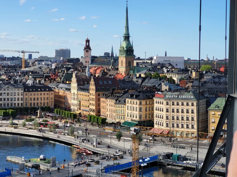 Blick auf das Zentrum von Stockholm am Wasser gelegen