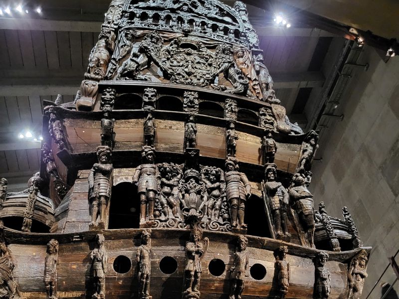 Feine Verzierungen an der Rückseite der Vasa