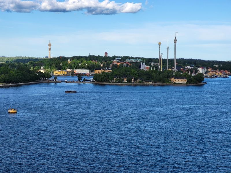 Im Hintergrund der Freizeitpark Gröna Lund