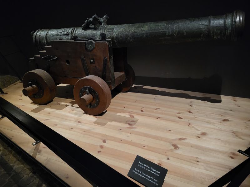 Im Vasa Museum gibt es neben dem Wrack weitere Details und Ausstellungsstücke wie diese Kanone