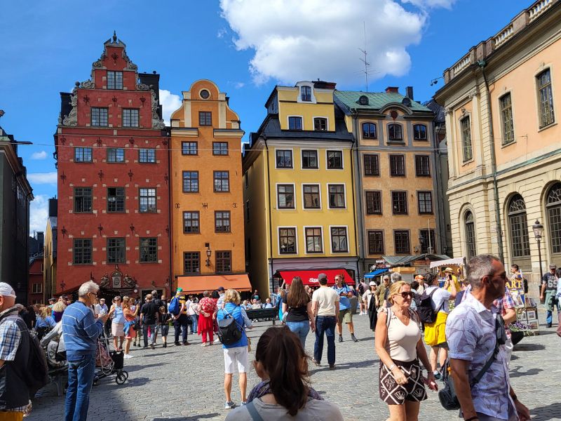 Menschen auf dem berühmten Platz Stortoget in der Altstadt Stockholms