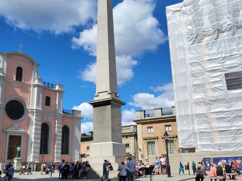 Obelisk neben dem Königlichen Schloss